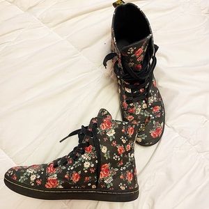 Dr. martens hankey floral canvas boots🥀